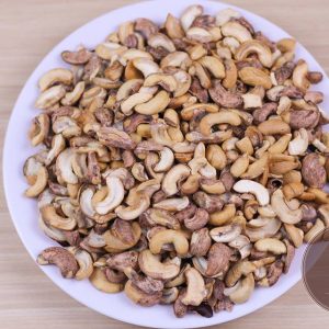 Hạt điều vỡ hỗn hợp còn vỏ lụa rang muối 500gr